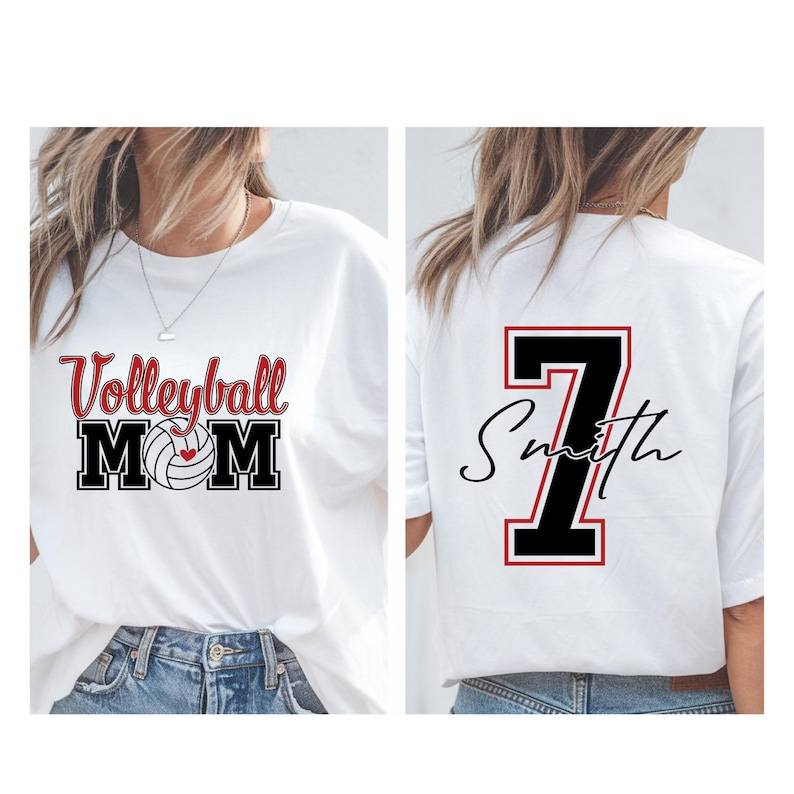 Peut inclure: T-shirt blanc avec l'inscription "Volleyball MOM" en rouge et noir, un graphisme de ballon de volley-ball et le num&eacute;ro 7 avec le nom "Smith" au dos. Le t-shirt est de style d&eacute;contract&eacute;.