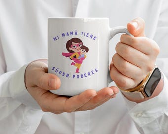 Taza Mi Mamá Tiene Súper Poderes - Feliz Día de Madre - Regalo perfecto del Día de la Madre para mamás hispanas - Taza de café para súper mamás