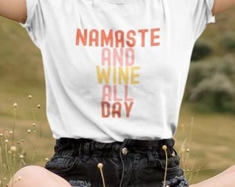 Camiseta "Namaste y vino todo el día" - Divertida camiseta de yoga y vino - Camiseta relajante para amantes del vino - Bonita camiseta gráfica de yoga - Camiseta zen y sorbo