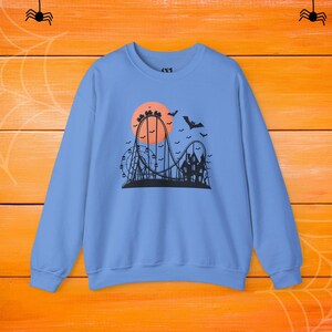Sweat-shirt montagnes russes d'Halloween, Pull d'automne douillet, Saison fantasmagorique, Vêtements de style automne, Hanté Carolina Blue