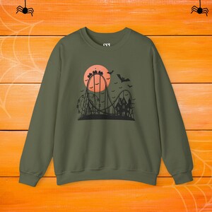 Sweat-shirt montagnes russes d'Halloween, Pull d'automne douillet, Saison fantasmagorique, Vêtements de style automne, Hanté Military Green