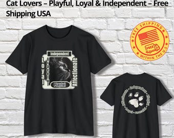 Könnte beinhalten: Schwarzes T-Shirt mit einem schwarzen Katzenmotiv und den Worten "Unabhängig, Verspielt, Loyal, Anmutig, Zärtlich". Die Rückseite des Shirts hat ein Pfotenabdruckmotiv und die Worte "Unabhängig, Verspielt, Loyal, Anmutig, Zärtlich".