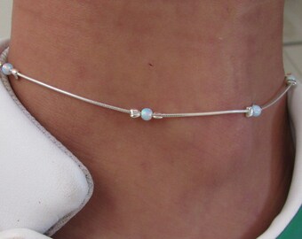 Opale perle argent bracelet de cheville, Bracelet de cheville opale, corps bijoux Opale blanc Dot sur chaîne en argent, bijoux de l’été, superposition de Bracelet de cheville