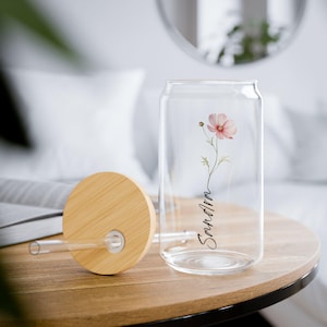 Personalisierte Geburtsblumen-Glasdose, kundenspezifischer Name eisgekühlte Kaffeetasse mit Bambusdeckel und Stroh, Blumengeschenk für sie