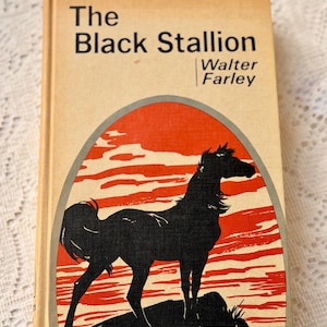 Peut inclure: Un livre de poche vintage intitul&eacute; "The Black Stallion" de Walter Farley. La couverture pr&eacute;sente une silhouette noire de cheval sur un fond rouge et cr&egrave;me. Le livre a une tranche de couleur cr&egrave;me.