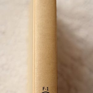 Peut inclure: Ensemble de trois bols gigognes en c&eacute;ramique, bleus, verts et blancs. Les bols pr&eacute;sentent un &eacute;mail mouchet&eacute; et un design simple. Le plus grand bol mesure environ 18 cm de diam&egrave;tre.