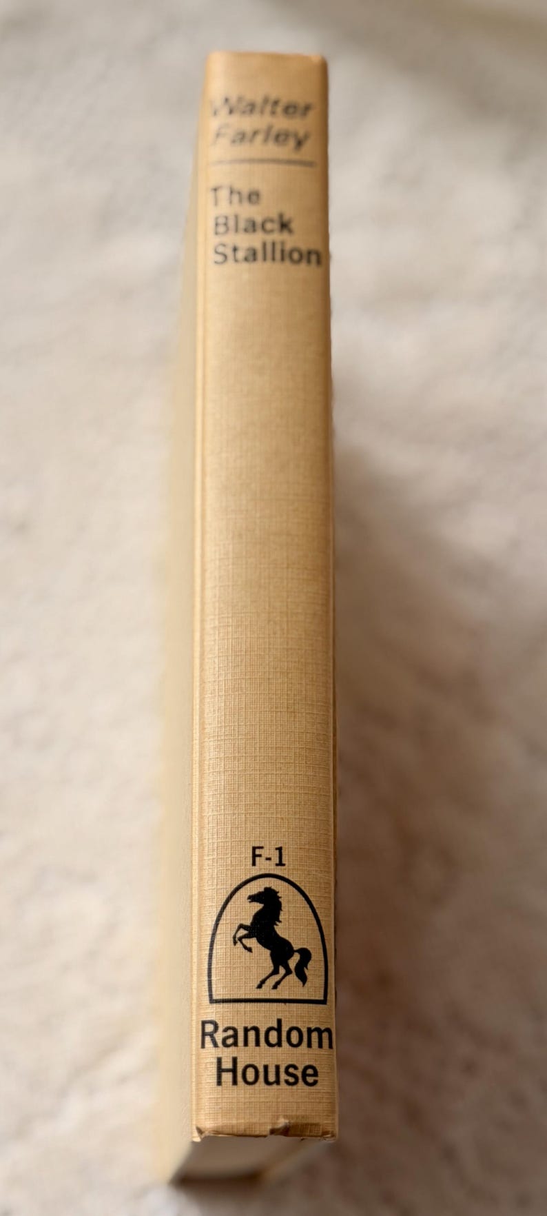 Peut inclure: Ensemble de trois bols gigognes en c&eacute;ramique, bleus, verts et blancs. Les bols pr&eacute;sentent un &eacute;mail mouchet&eacute; et un design simple. Le plus grand bol mesure environ 18 cm de diam&egrave;tre.