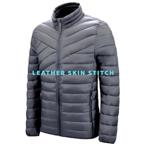 Puede incluir: Chaqueta acolchada gris oscuro con cuello alto y cremallera completa. La chaqueta presenta un patrón de costura diagonal y el texto "LEATHER SKIN STITCH" en la parte delantera. Tiene dos bolsillos laterales y un pequeño detalle del logotipo.