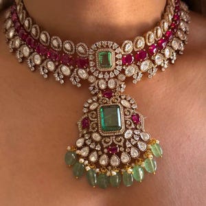 Gargantilla india Kundan Polki sin cortar, con rubí rojo y esmeralda menta, joyería nupcial india Kundan Polki, inspirada en Sabyasachi.