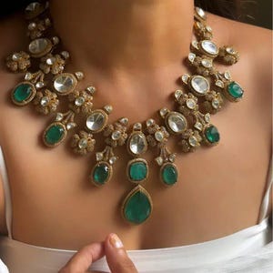 Superbes bijoux de mariage Moissanite Polki Kundan non coupés inspirés de Sabyasachi indien plaqué or or vert émeraude