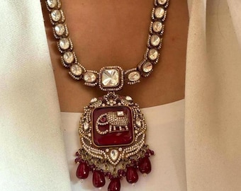 Set di collana e orecchini Kundan placcati in oro con elefante ispirato ad Amrapali, color rosso rubino, con decorazioni lunghe in stile vittoriano indiano / Gioielli artificiali indiani
