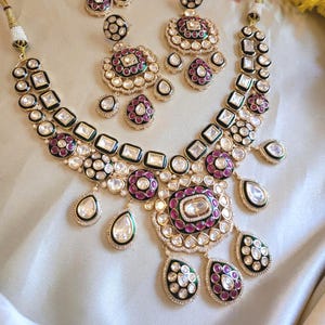 Ensemble de colliers Sabyasachi Kundan rubis moissanite polki finition dorée - Bijoux de mariée indiens avec boucles d'oreilles ET tikka