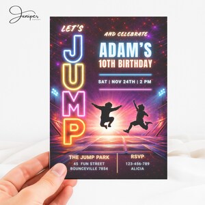 以下が含まれることがあります： ネオン風のデザインの誕生日パーティー招待状。「Let's Jump」の文字と「Adam's」と「10th Birthday」の名前が書かれています。日付と時間も含まれています。ジャンプしている人々のシルエットが特徴です。