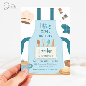 Puede incluir: Tarjeta de invitación azul claro con un diseño de delantal de chef, el texto "little chef ON DUTY" y el nombre "Jordan". La tarjeta incluye detalles de la fiesta: fecha, hora, dirección e información de confirmación de asistencia. Se ilustran un gorro de chef y utensilios de cocina.