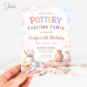 Puede incluir: Una invitación de acuarela para una fiesta de pintura de cerámica, con el texto "Pottery Painting Party" y "Evelyn's 8th Birthday". El diseño incluye salpicaduras de pintura, cerámica, pinceles y tubos de pintura. La invitación es sostenida por una mano.