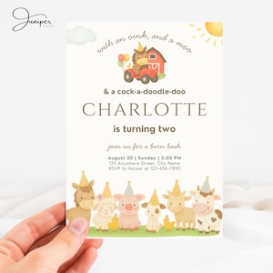 Könnte beinhalten: Eine Geburtstagseinladung zum Thema Bauernhof mit dem Text "CHARLOTTE wird zwei". Die Einladung zeigt Illustrationen von Hoftieren, einem roten Traktor, einer Scheune und einer Sonne. Die Einladung wird von einer Hand gehalten.
