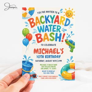Könnte beinhalten: Eine rechteckige Einladungskarte für eine Garten-Wasserparty mit bunten Aquarellillustrationen von einem Wasserball, Sonne, Luftballons, Wasserpistole, Eimer und Schwimmring. Der Text lautet: You're invited to a Backyard Water Bash! to celebrate Michael's 10th birthday, Saturday, August 16th at 2 PM, 789 Splash Drive, Orlando, FL 32801, RSVP to Mom at 123-456-7890, don't forget your swimsuit, towel and sunscreen.
