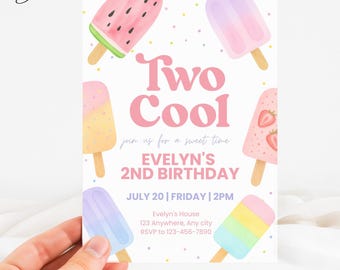 Könnte beinhalten: Eine Geburtstagseinladung mit Eis am Stiel-Motiv. Die Einladung zeigt den Text "Two Cool" in Rosa sowie die Details für Evelyns 2. Geburtstag. Eis am Stiel-Illustrationen in verschiedenen Farben umgeben den Text.