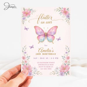Peut inclure: Une invitation d'anniversaire rose avec un motif de papillon à l'aquarelle. L'invitation indique "flutter on over" et "3e anniversaire d'Amelia". Des accents floraux et des papillons entourent le texte. La date, l'heure et le lieu sont également inclus.