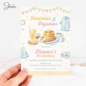 Puede incluir: Una invitación en colores pastel con el texto "Pancakes & Pajamas" y "Eleanor's 9th Birthday". La invitación presenta ilustraciones de panqueques, pijamas y otros artículos de desayuno. También se incluye la fecha y la hora.