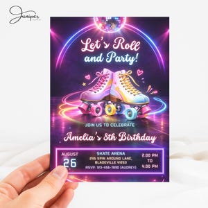 Puede incluir: Invitación a una fiesta de patinaje sobre ruedas con un diseño vibrante. La invitación presenta un par de patines, el texto "Let's Roll and Party!" y los detalles del octavo cumpleaños de Amelia, incluyendo fecha, hora y lugar.