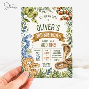 Pode incluir: Um cartão de convite de aniversário com ilustrações em aquarela de várias cobras e folhagem tropical. O texto diz: Slither on over to Oliver's 3rd Birthday! Join us for a wild time! Saturday May 25 202X from 2:00 to 5:00 PM.