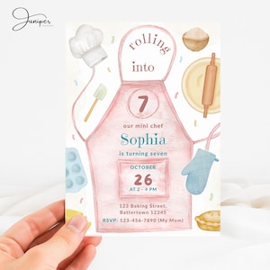 Puede incluir: Una invitación en acuarela para la fiesta de cumpleaños de un niño. El diseño presenta un delantal rosa con el texto "rolling into 7" y "Sophia is turning seven". Las ilustraciones con temática de repostería incluyen un gorro de chef, un rodillo y un guante de horno. La fecha es el 26 de octubre.