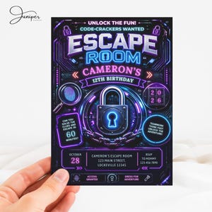 以下が含まれることがあります： ネオンの紫と青のデザインの、エスケープルームの誕生日パーティーの招待状。「ESCAPE ROOM」と「CAMERON'S 12TH BIRTHDAY」の文字が含まれています。パーティーの日時と場所も含まれています。