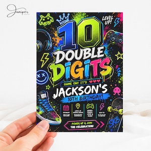 Op de afbeelding: Een verjaardagsuitnodiging met een zwarte achtergrond, neon verfspatten, een hoge sneaker, een skateboard en gaming-iconen. De tekst bevat 10 DOUBLE DIGITS, GAME ON! IT'S JACKSON'S 10TH BIRTHDAY en de details voor een feest in een gaming-arena.