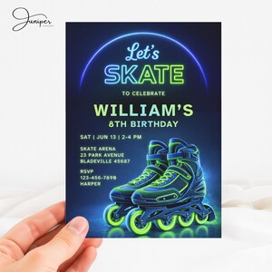 Puede incluir: Una invitación de cumpleaños con temática de neón con el texto "Let's SKATE" y "WILLIAM'S 8TH BIRTHDAY". La invitación presenta un par de patines en línea en azul y verde, con detalles del evento debajo. La invitación es sostenida por una mano.