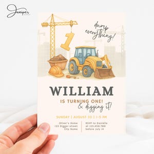 Puede incluir: Una invitación de cumpleaños con temática de construcción. El diseño presenta un tractor amarillo, una grúa y el número uno. El texto dice "WILLIAM IS TURNING ONE! & digging it!" con detalles del evento.