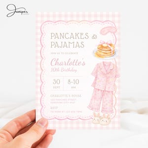 Invitación de cumpleaños con temática de panqueques y pijamas, invitación a fiesta de desayuno con estampado de cuadros rosas, tarjeta de cumpleaños con temática de panqueques, invitación a fiesta de pijamas de cumpleaños rosa para niña