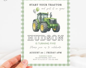 Puede incluir: Tarjeta de invitación verde y blanca con una ilustración de tractor y globos. El texto dice "Start your tractor and put it in gear!" y "¡Hudson cumple cinco!" con detalles del evento.