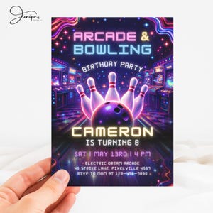 Może przedstawiać: Żywe zaproszenie na urodziny w stylu arcade i kręgli. Projekt zawiera neonowy tekst, grafikę kręgli i kul do kręgli oraz ilustracje gier zręcznościowych. Zaproszenie zawiera imię "Cameron", wiek, datę, godzinę i miejsce.