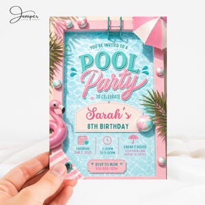 Könnte beinhalten: Eine rosa und blaue Poolparty-Einladung mit dem Text "You're invited to a Pool Party to Celebrate Sarah's 8th Birthday." Enthält Datum, Uhrzeit und RSVP-Informationen. Mit einem Flamingo und einem Strandball.