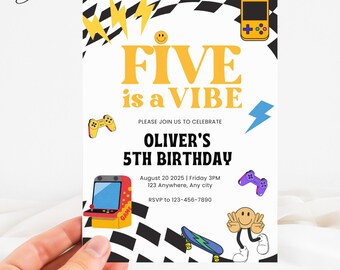 Inbjudan till Five Is A Vibe-pojke, födelsedagsinbjudan med retro-gamertema, födelsedagsinbjudan med funky femåring som pojke, födelsedagsinbjudan med emoji-high five