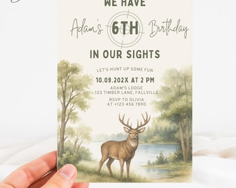 Könnte beinhalten: Eine Geburtstagseinladung mit einer Aquarellillustration eines Hirsches an einem See. Der Text lautet "We Have Adam's 6th Birthday In Our Sights". Zusätzlicher Text enthält Veranstaltungsdetails und RSVP-Informationen.