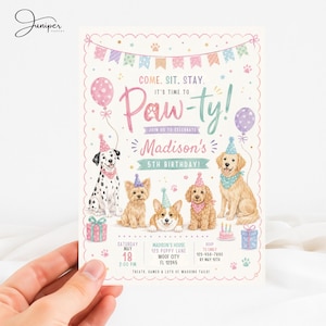 Könnte beinhalten: Eine rechteckige Geburtstagseinladungskarte mit pastellfarbenen Wimpeln, Luftballons und vier illustrierten Hunden mit Partyhüten und Halstüchern. Der Text lautet: Come. Sit. Stay. It's time to Paw-ty! Madison's 5th birthday, inklusive Details.