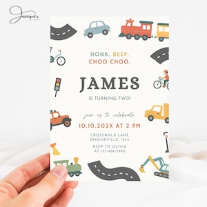 Può includere: Un invito di compleanno a tema trasporti. L'invito presenta illustrazioni di auto, treni ed elementi stradali. Il testo recita "HONK. BEEP. CHOO CHOO. JAMES IS TURNING TWO!" e include i dettagli della festa.