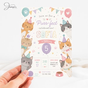 Könnte beinhalten: Eine rechteckige Geburtstagseinladungskarte mit pastellfarbenen Illustrationen von Katzen mit Partyhüten. Der Text lautet: Join us for a Purr-fect celebration! SOFIA is turning 5. Enthält Veranstaltungsdetails für Samstag, den 17. Mai um 14:00 Uhr.
