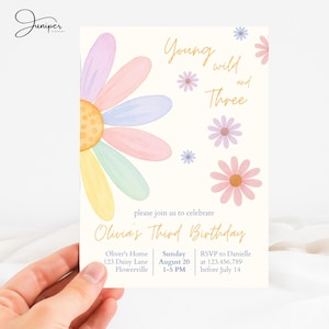 Peut inclure: Une invitation d'anniversaire sur le thème des marguerites aux couleurs pastel avec le texte "Young, Wild, and Three". L'invitation comprend les détails du troisième anniversaire d'Olivia, avec un design de marguerite à l'aquarelle.