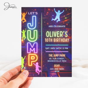 Puede incluir: Una colorida invitación de cumpleaños con la palabra "JUMP" en letras de neón. La invitación incluye el texto "10º Cumpleaños de Oliver" y detalles del evento. Siluetas de personas saltando están incluidas.