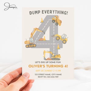 Op de afbeelding: Een verjaardagsuitnodiging met een bouwthema. Het ontwerp toont een groot nummer 4 met bouwmachines, de tekst "DUMP EVERYTHING!" en "OLIVER'S TURNING 4!" met evenementdetails.