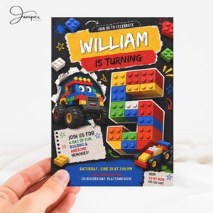 Può includere: Un invito di compleanno con un design colorato a blocchi. L'invito include il nome "William" e la frase "is turning". Il testo aggiuntivo include "Join us for a day of fun, building & awesome memories!" e i dettagli dell'evento.