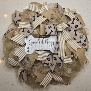 Spoiled Dogs Wreath – Funny Dog Lover Door Decor – Burlap Mesh Wreath with Bone Sign – Perfect for Pet Owners’ Entryways