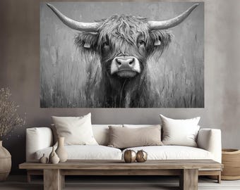 Könnte beinhalten: Schwarz-Weiß-Leinwanddruck eines Highland-Rinds. Das Rind hat lange, gebogene Hörner und zotteliges Fell. Das Kunstwerk wird über einem weißen Sofa mit dekorativen Kissen und einem Couchtisch aus Holz ausgestellt.
