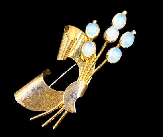 Coro Pegasus Sterling Brooch With Moonstone Caboc… - image 1