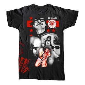 Puede incluir: Camiseta negra con un diseño gráfico. El diseño incluye un retrato de un hombre con gafas de sol y un collar de cuero, con el texto "GG ALLIN". También se ven estrellas rojas y un pentagrama.