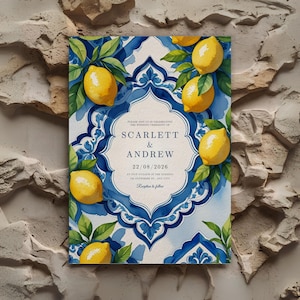 Può includere: Invito di nozze con un design ad acquerello di limoni e motivi floreali blu. L'invito include i nomi "Scarlett & Andrew" e la data "22/08/2026". Il design ha un tema mediterraneo.