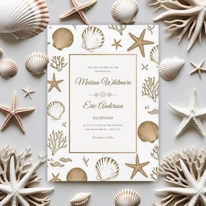 Peut inclure: Une invitation de mariage sur le thème de la plage. L'invitation présente une bordure et un texte dorés, avec les noms "Marina Whitmore" et "Eric Anderson" affichés. L'invitation est décorée de coquillages, d'étoiles de mer et de coraux. La date est le 02/08/2026.